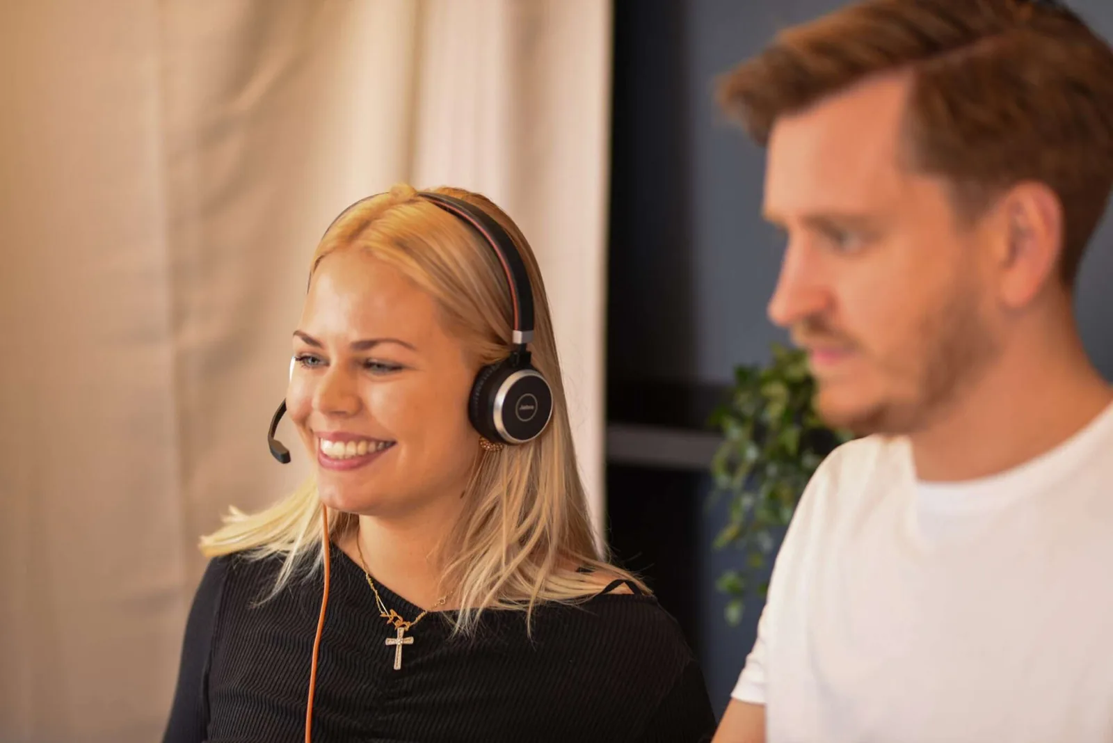 Två medarbetare på CitizenOne, den främre med headset, i ett samtal med en kund.